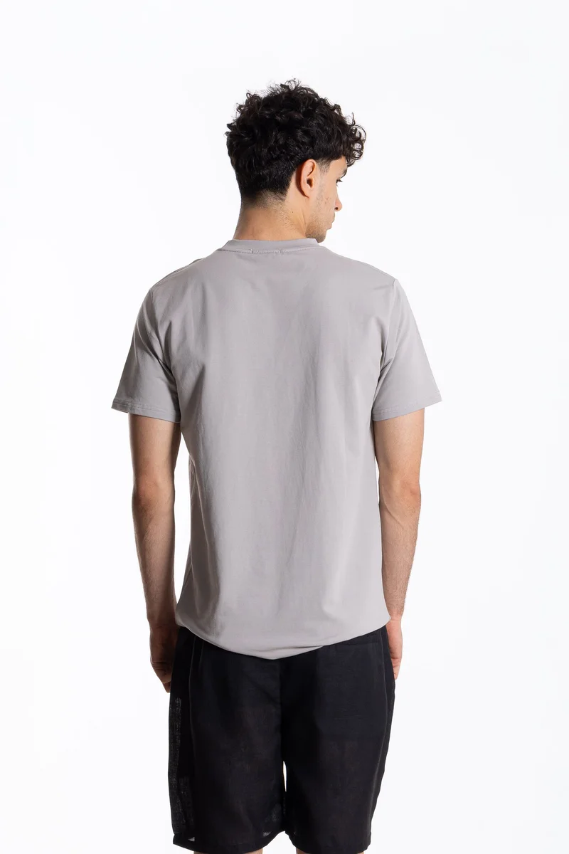 شايبس تيشيرت بطبعة شعار بقصة ضيقة